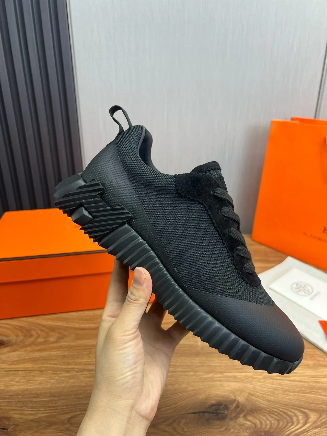 Hermès Sneakers lifestyle com Upper híbrido mesh-suede preto, solado de borracha esculpido com relevos 6
