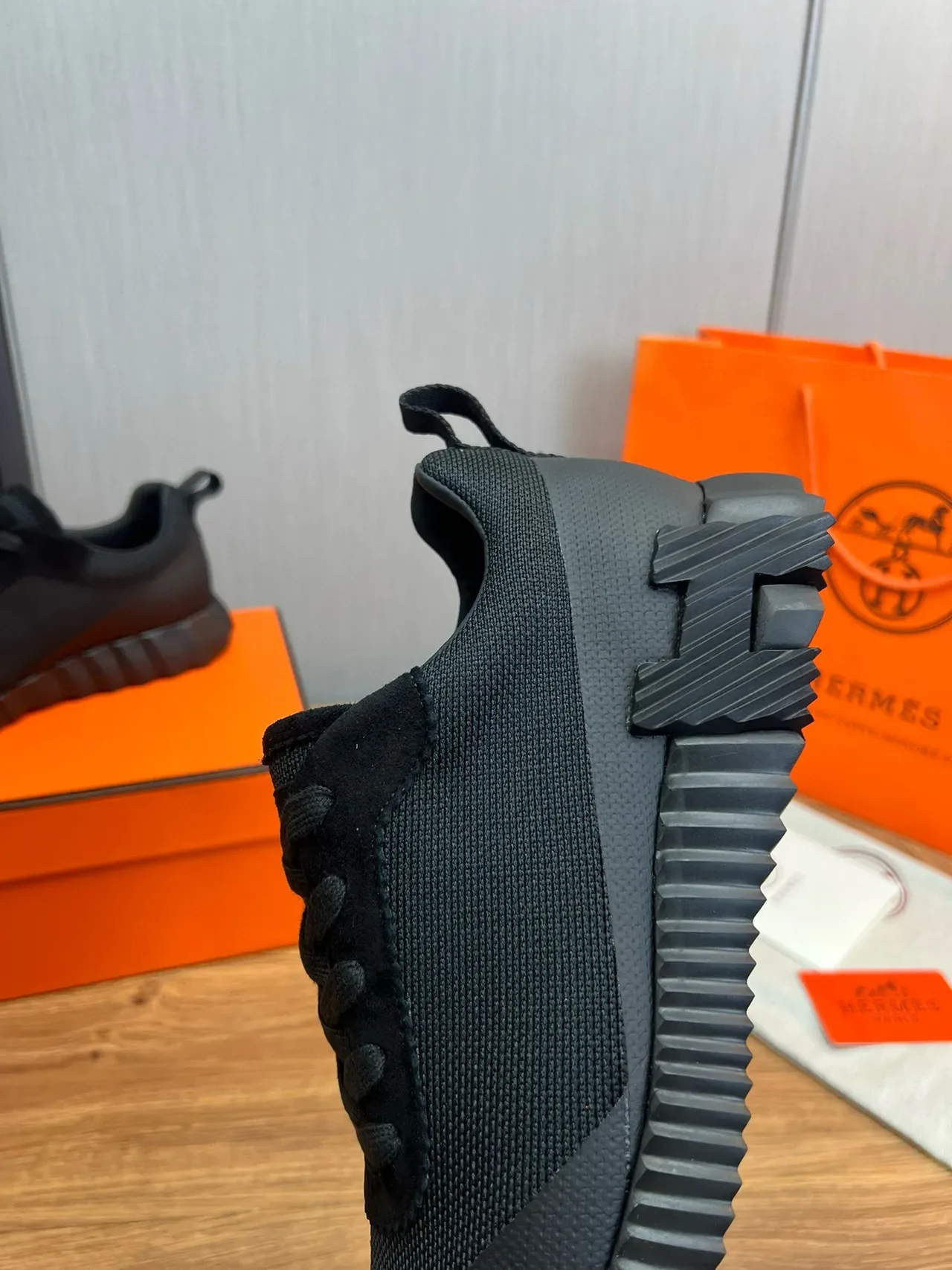 Hermès Sneakers lifestyle com Upper híbrido mesh-suede preto, solado de borracha esculpido com relevos 7