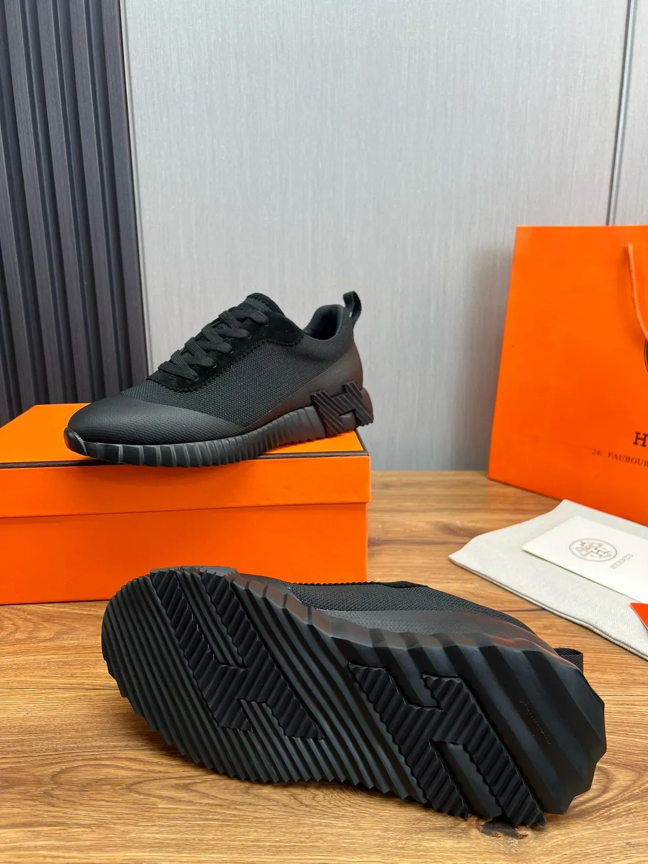 Hermès Sneakers lifestyle com Upper híbrido mesh-suede preto, solado de borracha esculpido com relevos 8