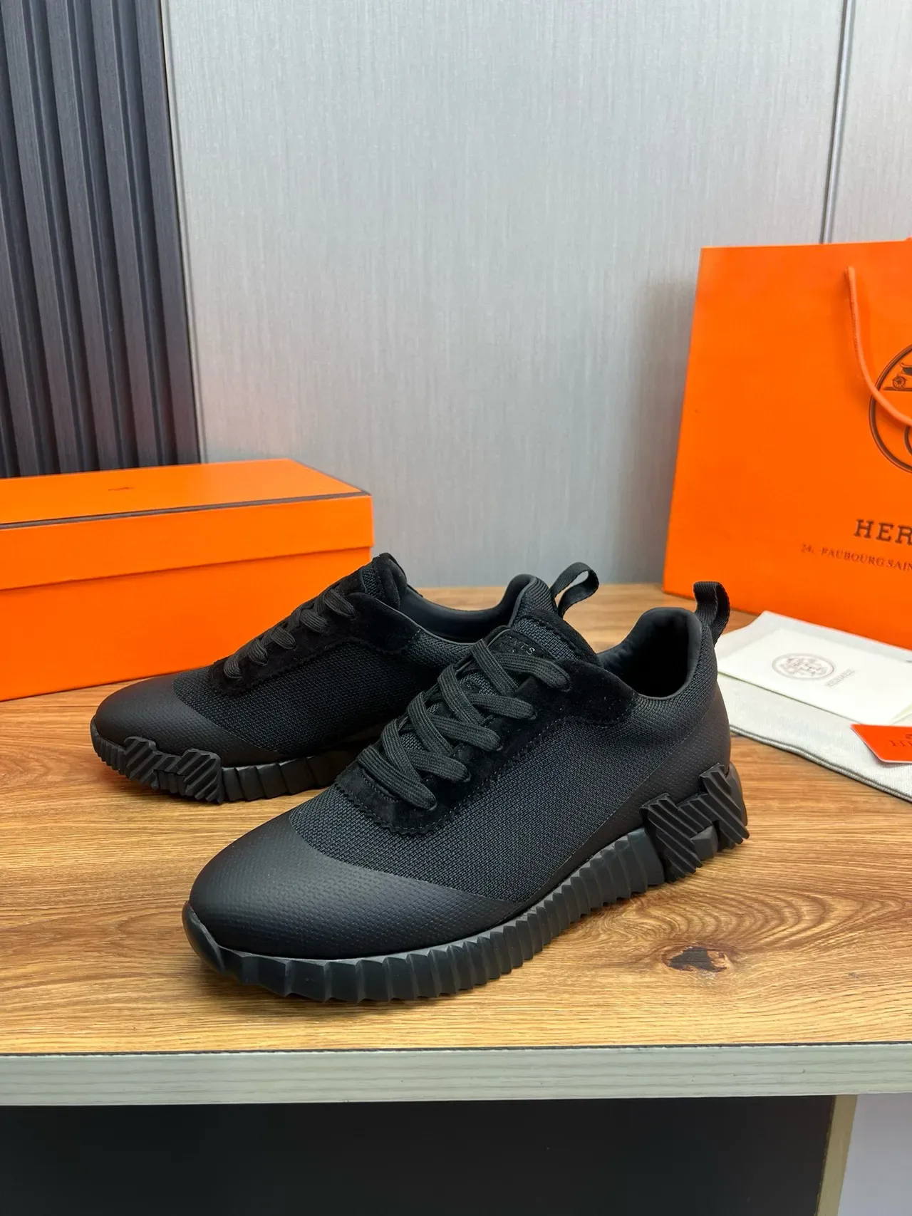 Hermès Sneakers lifestyle com Upper híbrido mesh-suede preto, solado de borracha esculpido com relevos 9