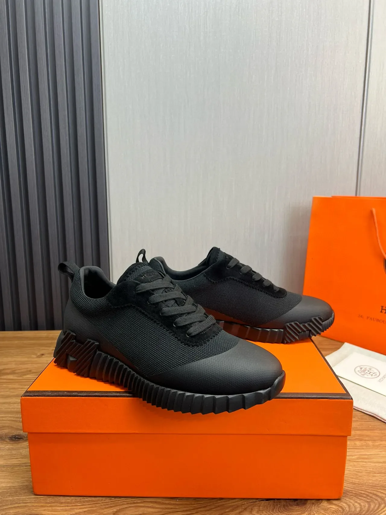 Hermès Sneakers lifestyle com Upper híbrido mesh-suede preto, solado de borracha esculpido com relevos 10