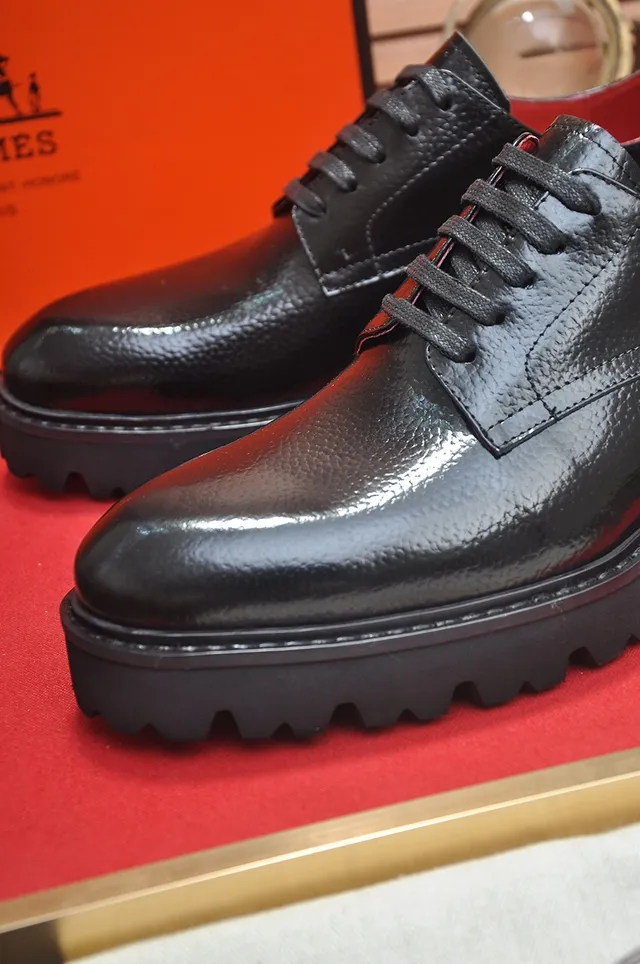 Hermès Zapatos Oxford de cuero texturizado negro y rojo con cordones cerrados 2