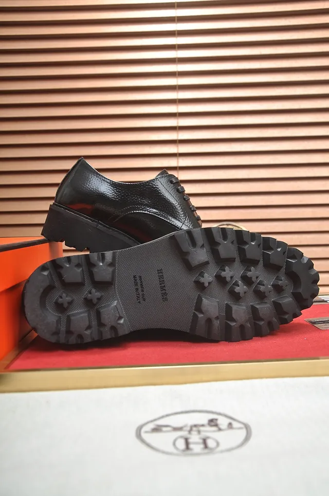 Hermès Zapatos Oxford de cuero texturizado negro y rojo con cordones cerrados 3