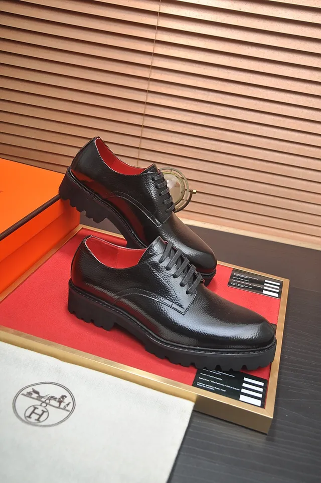 Hermès Zapatos Oxford de cuero texturizado negro y rojo con cordones cerrados 4