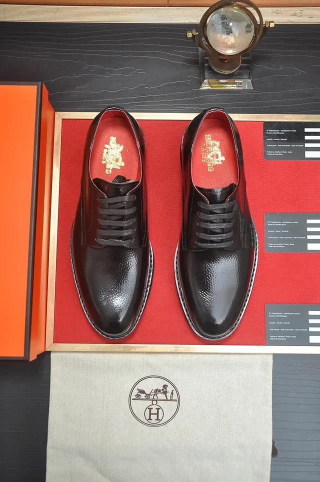 Hermès Zapatos Oxford de cuero texturizado negro y rojo con cordones cerrados 5
