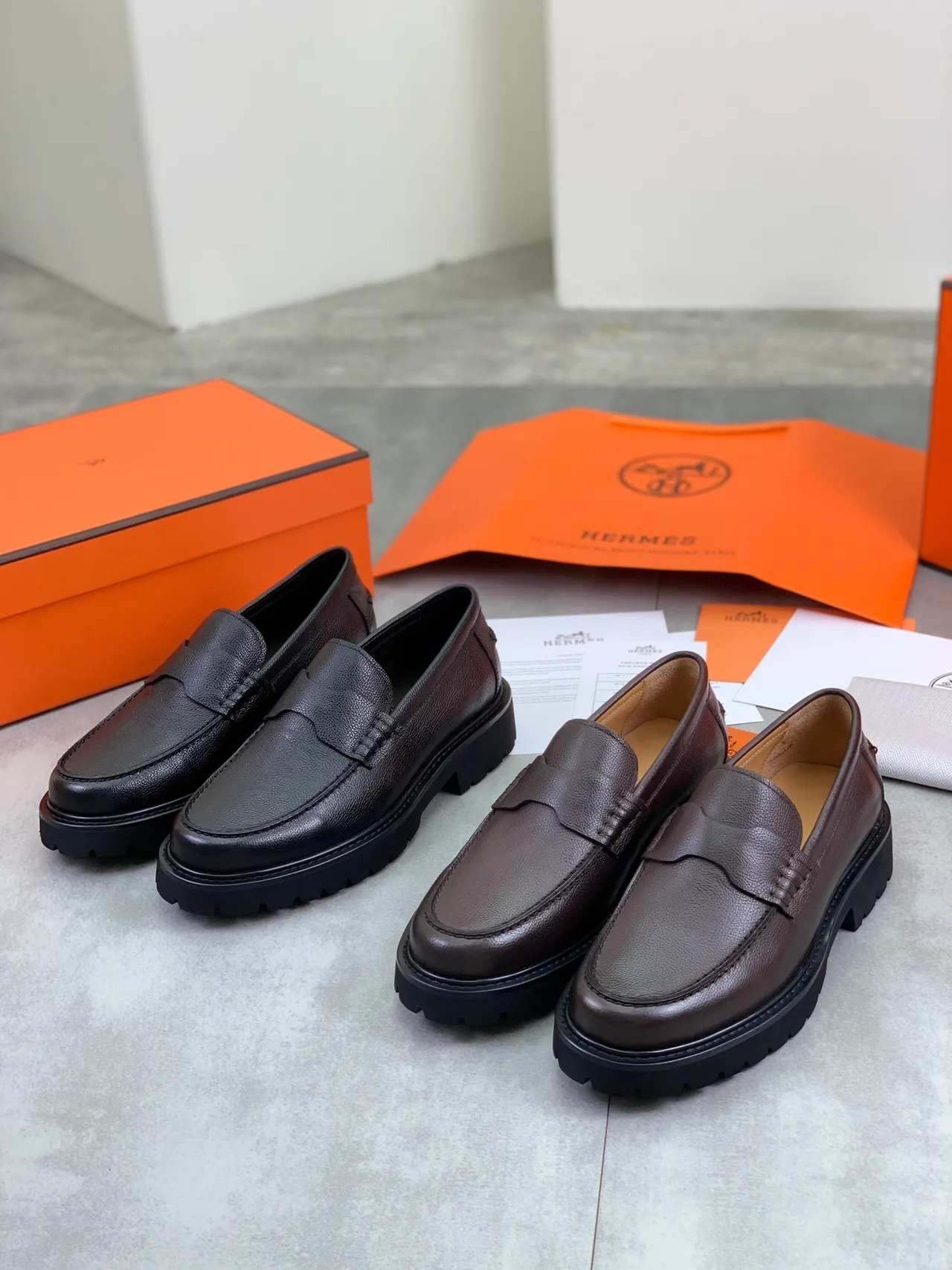 Hermès Marrón Negro Cuero Granulado Correa Penny Loafer 2