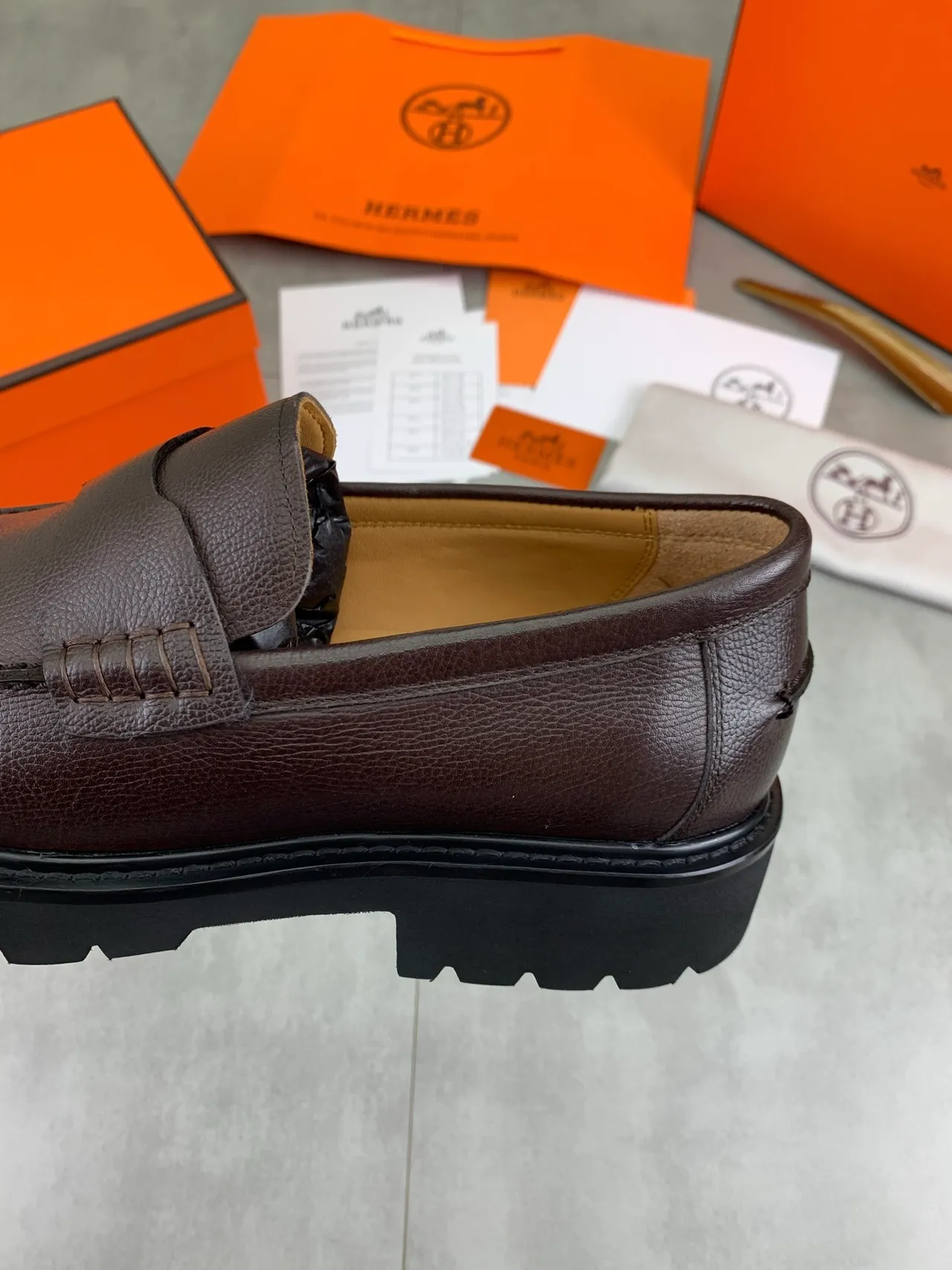 Hermès Marrón Negro Cuero Granulado Correa Penny Loafer 5