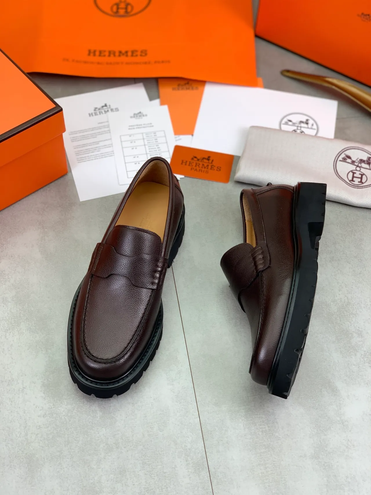 Hermès Marrón Negro Cuero Granulado Correa Penny Loafer 6
