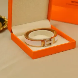Hermès Clic H سوار مينا أبيض ذهبي وردي