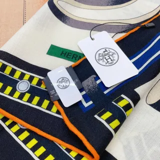 Hermès ग्राफिक स्ट्राइप्ड नेवी और येलो सिल्क स्कार्फ