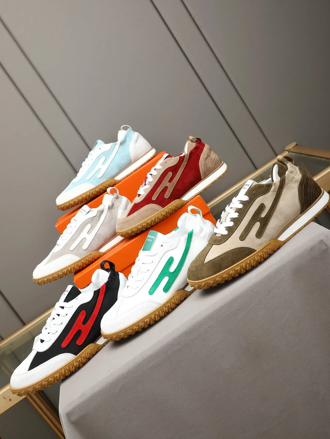 Hermès H Sneaker أسود أبيض أحمر مطرز شعار أحذية رياضية نمط حياة 2