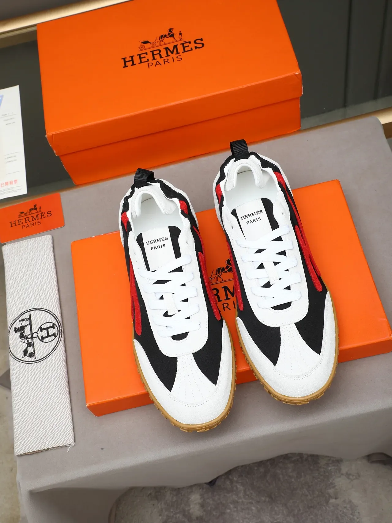 Hermès H Sneaker أسود أبيض أحمر مطرز شعار أحذية رياضية نمط حياة 3