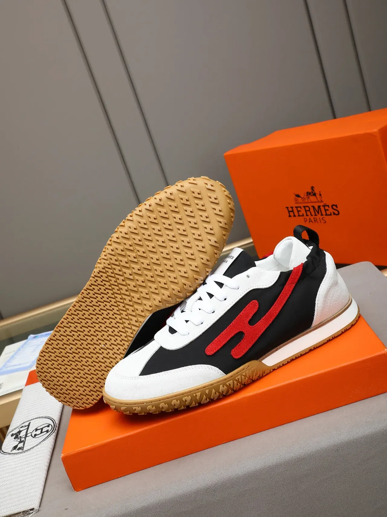 Hermès H Sneaker أسود أبيض أحمر مطرز شعار أحذية رياضية نمط حياة 4