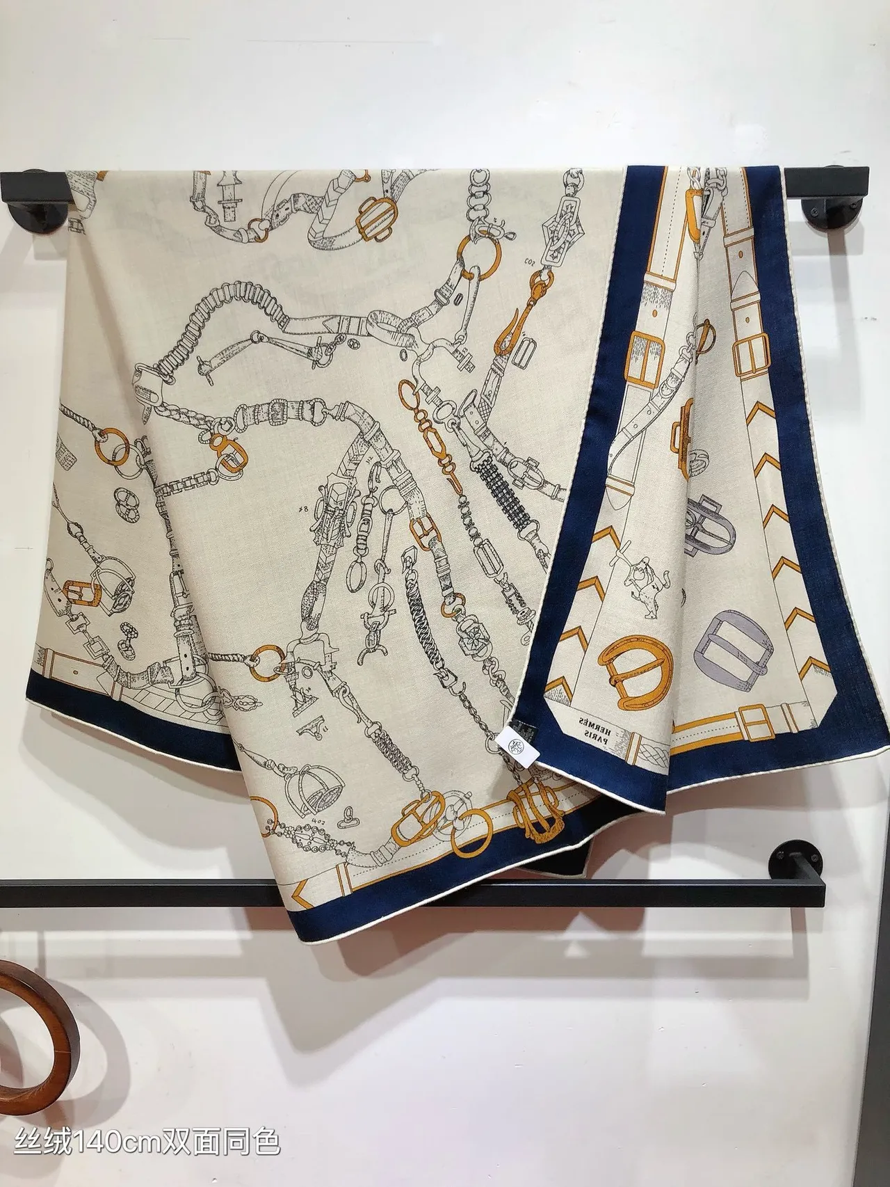 Hermès Les Éléments भूरा नेवी घुड़सवार मोटिफ प्रिंट बॉर्डर रेशम स्कार्फ 9