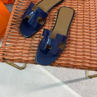 Hermès حذاء منزلي جلد لامع بحري بيج حزام H
