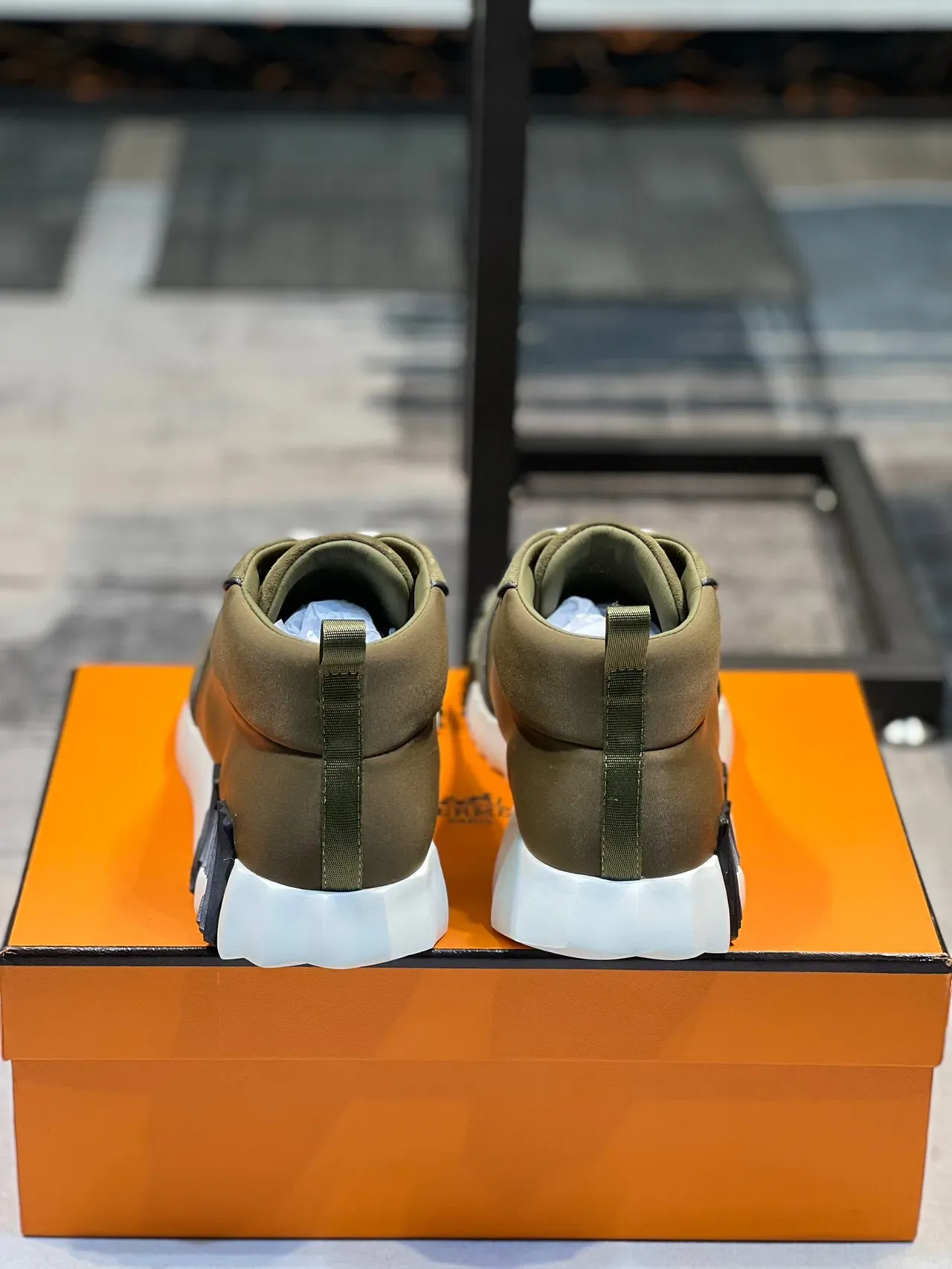 Hermès Sneaker Lifestyle Vert Olive en Daim et Cuir Montante 2