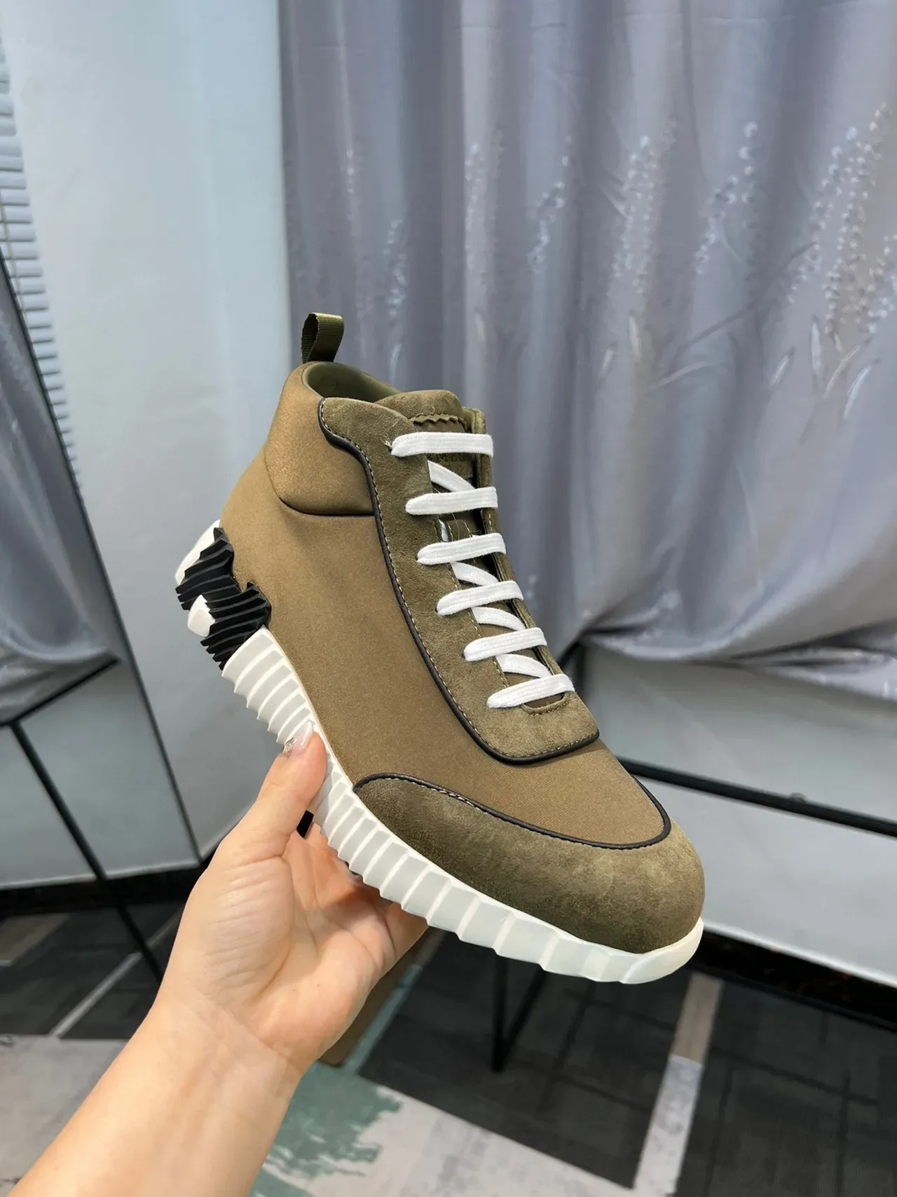 Hermès Sneaker Lifestyle Vert Olive en Daim et Cuir Montante 6