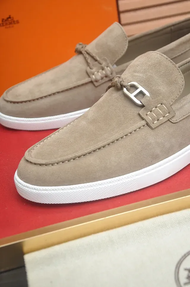 Hermès Oran Loafer de Camurça Bege e Branco com Fivela de Horsebit 2