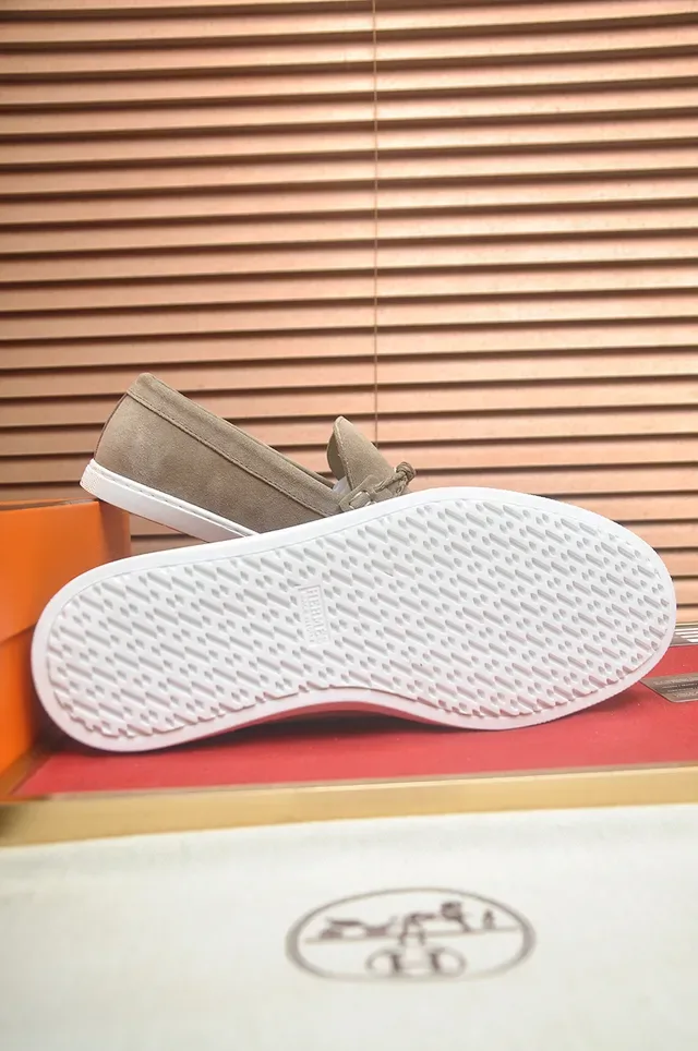 Hermès Oran Loafer de Camurça Bege e Branco com Fivela de Horsebit 3
