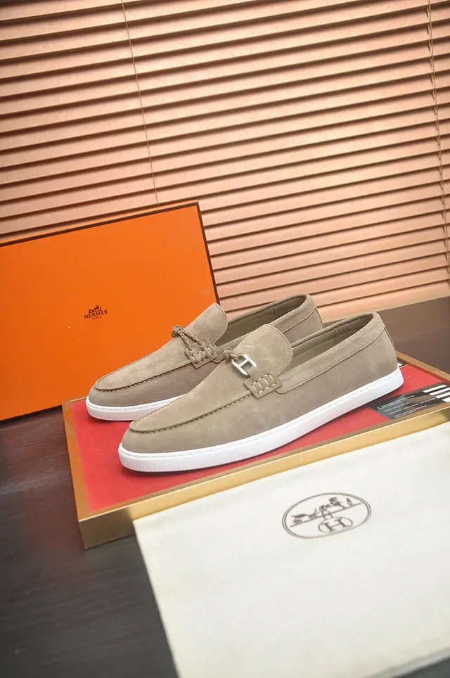 Hermès Oran Loafer de Camurça Bege e Branco com Fivela de Horsebit 4