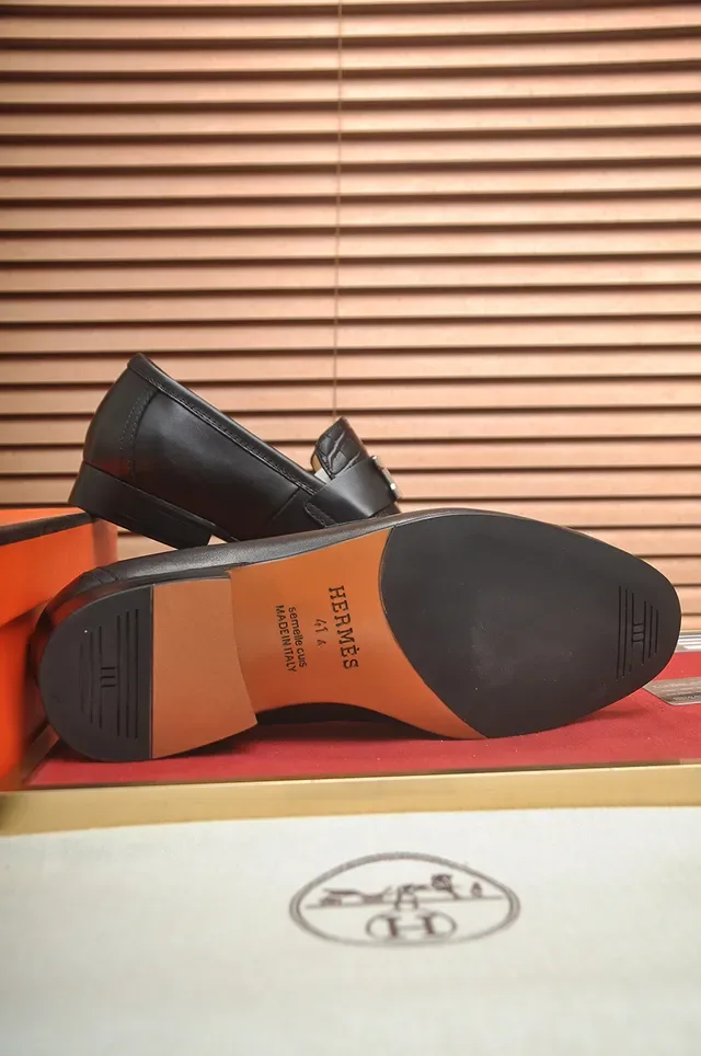 Hermès Oran Mocasin Cuero Negro Embossé Croc Toe Hebilla H Oro 4