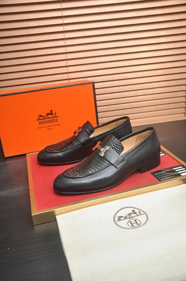 Hermès Oran Mocasin Cuero Negro Embossé Croc Toe Hebilla H Oro 5