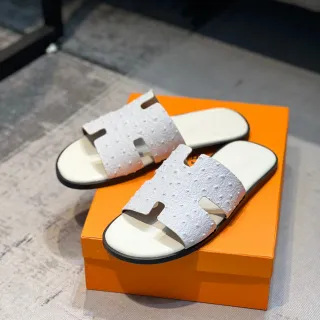 Hermès Oran 白色鸵鸟皮拖鞋