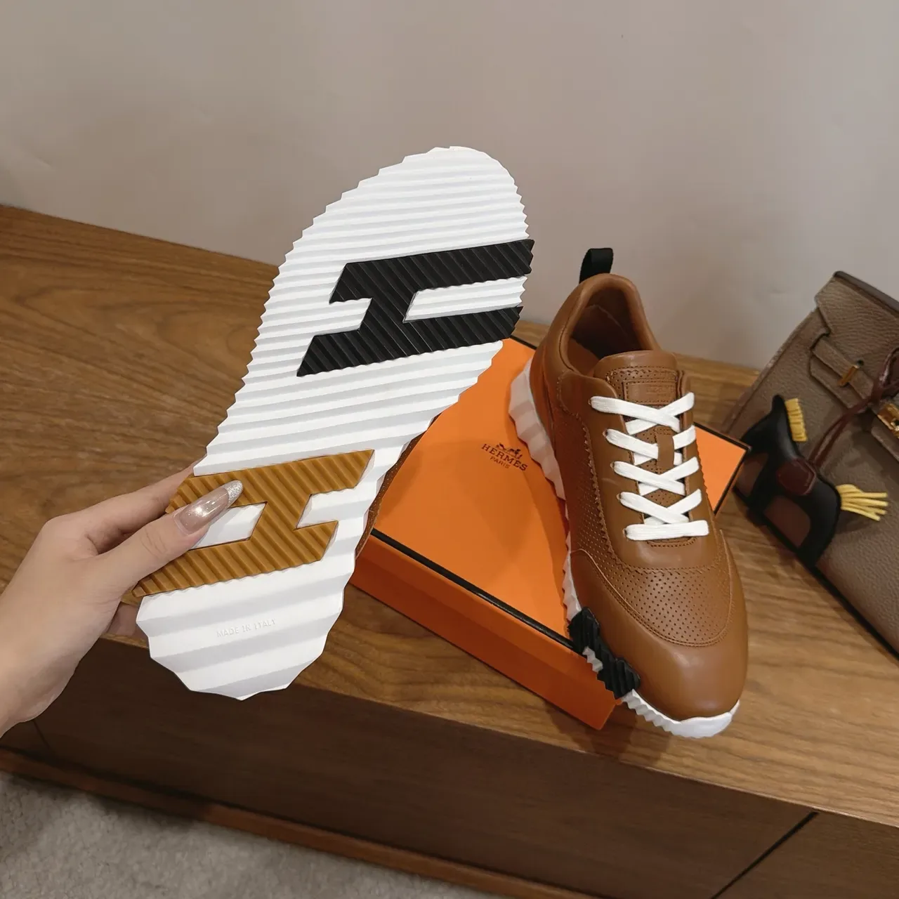 Hermès Oran Tan sneakers lifestyle en cuir perforé 3