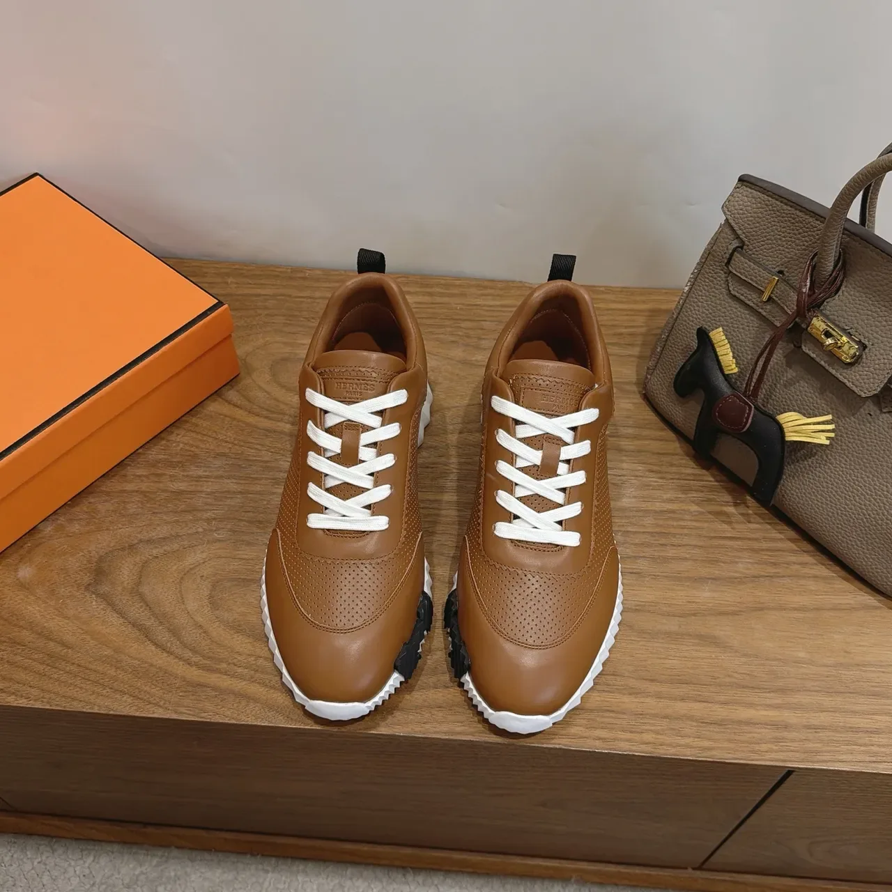 Hermès Oran Tan sneakers lifestyle en cuir perforé 4