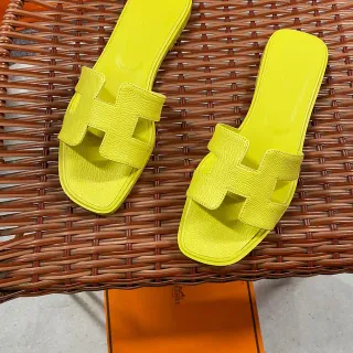 Hermès Oran Couro Amarelo H-Strap chinelo