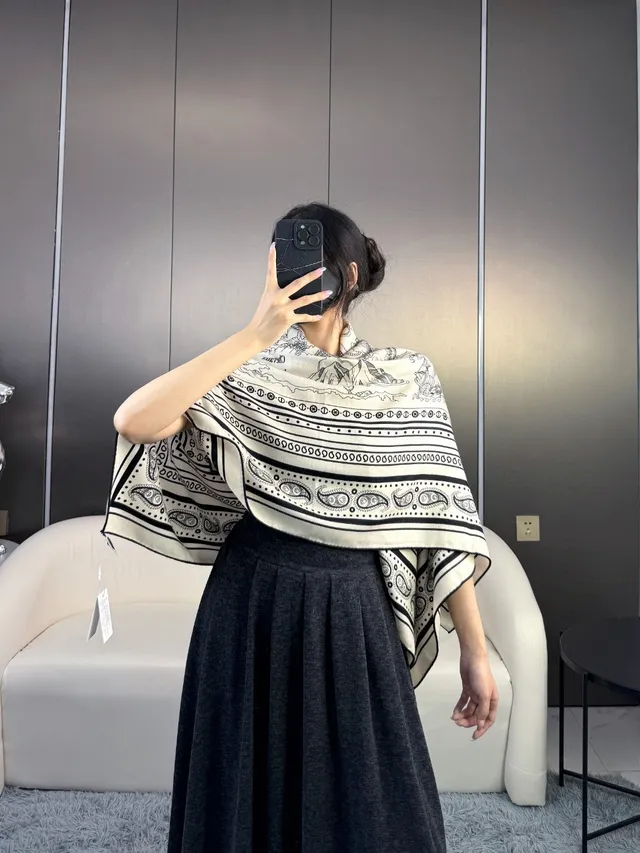 Hermès impresión de Paisley negro y crema bufanda de seda 2