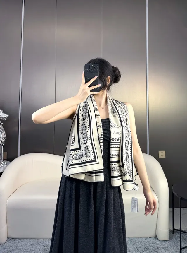 Hermès impresión de Paisley negro y crema bufanda de seda 3