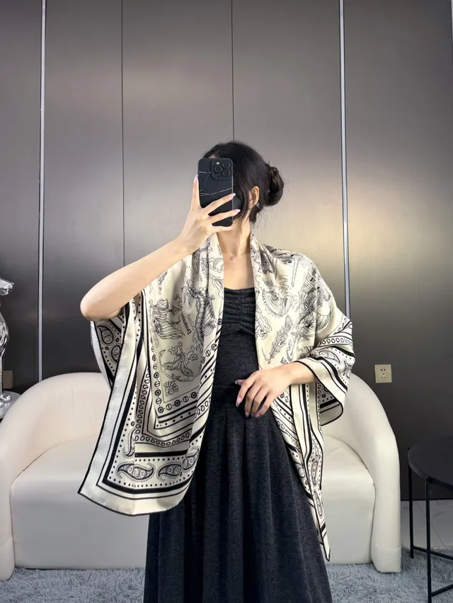 Hermès impresión de Paisley negro y crema bufanda de seda 4