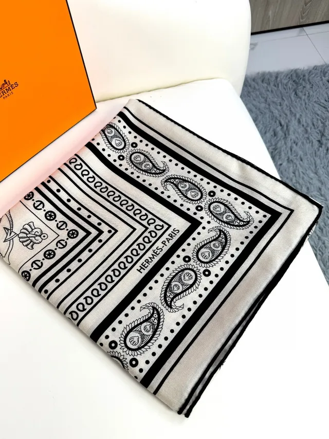 Hermès impresión de Paisley negro y crema bufanda de seda 6
