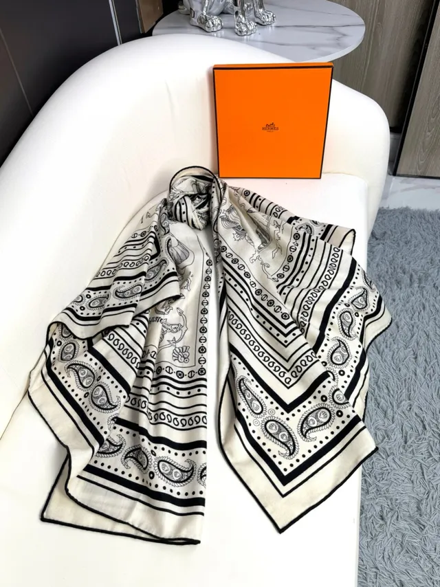 Hermès impresión de Paisley negro y crema bufanda de seda 7