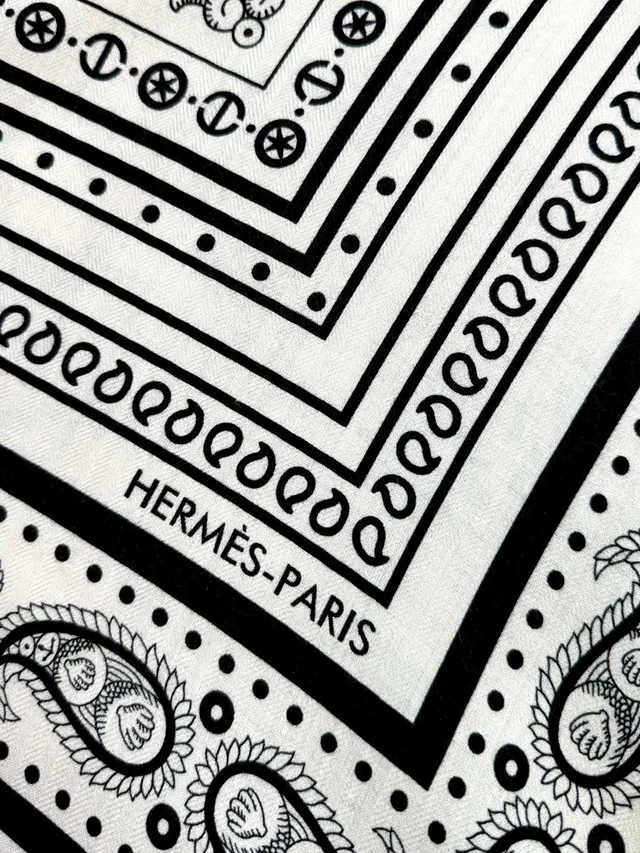 Hermès impresión de Paisley negro y crema bufanda de seda 9