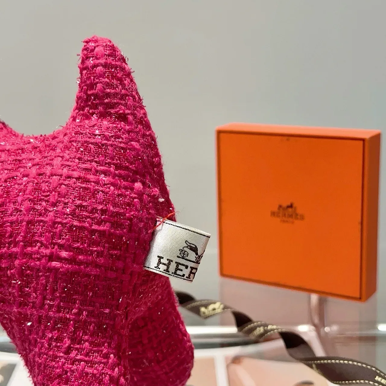 حقيبة Hermès وردي أسود منسوجة بنمط التوتي مضاف إليها لمعان 4