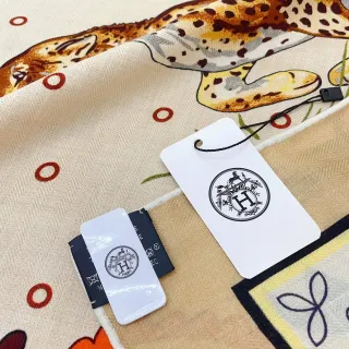 Hermès मुद्रित जानवर मोटिफ क्रीम रेशम स्कार्फ