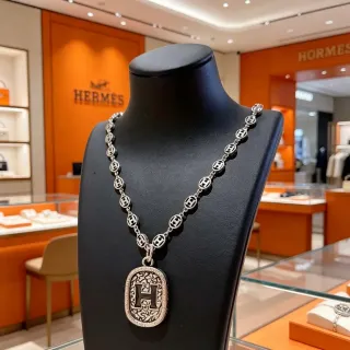 Hermès 银色黑色 H-Logo 链条 精美椭圆坠饰项链