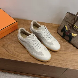 Hermès দ্বি-টোন ছিদ্রযুক্ত চামড়া স্যুড স্নিকার্স