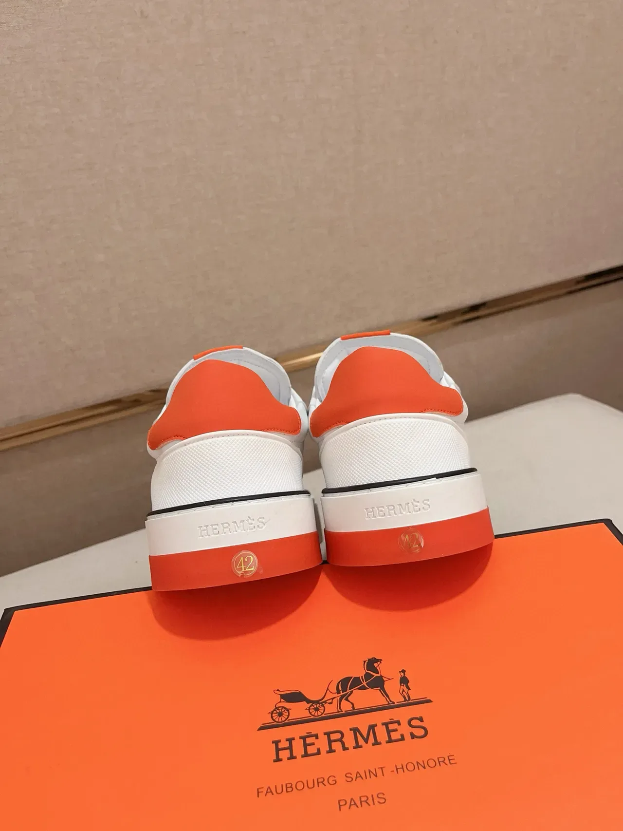 Hermès সাদা ও কমলা প্ল্যাটফর্ম স্নিকার 4