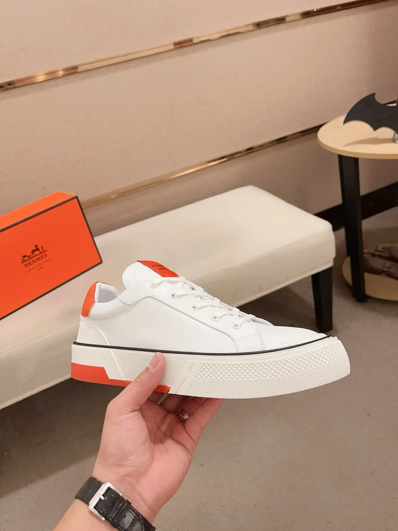 Hermès সাদা ও কমলা প্ল্যাটফর্ম স্নিকার 5