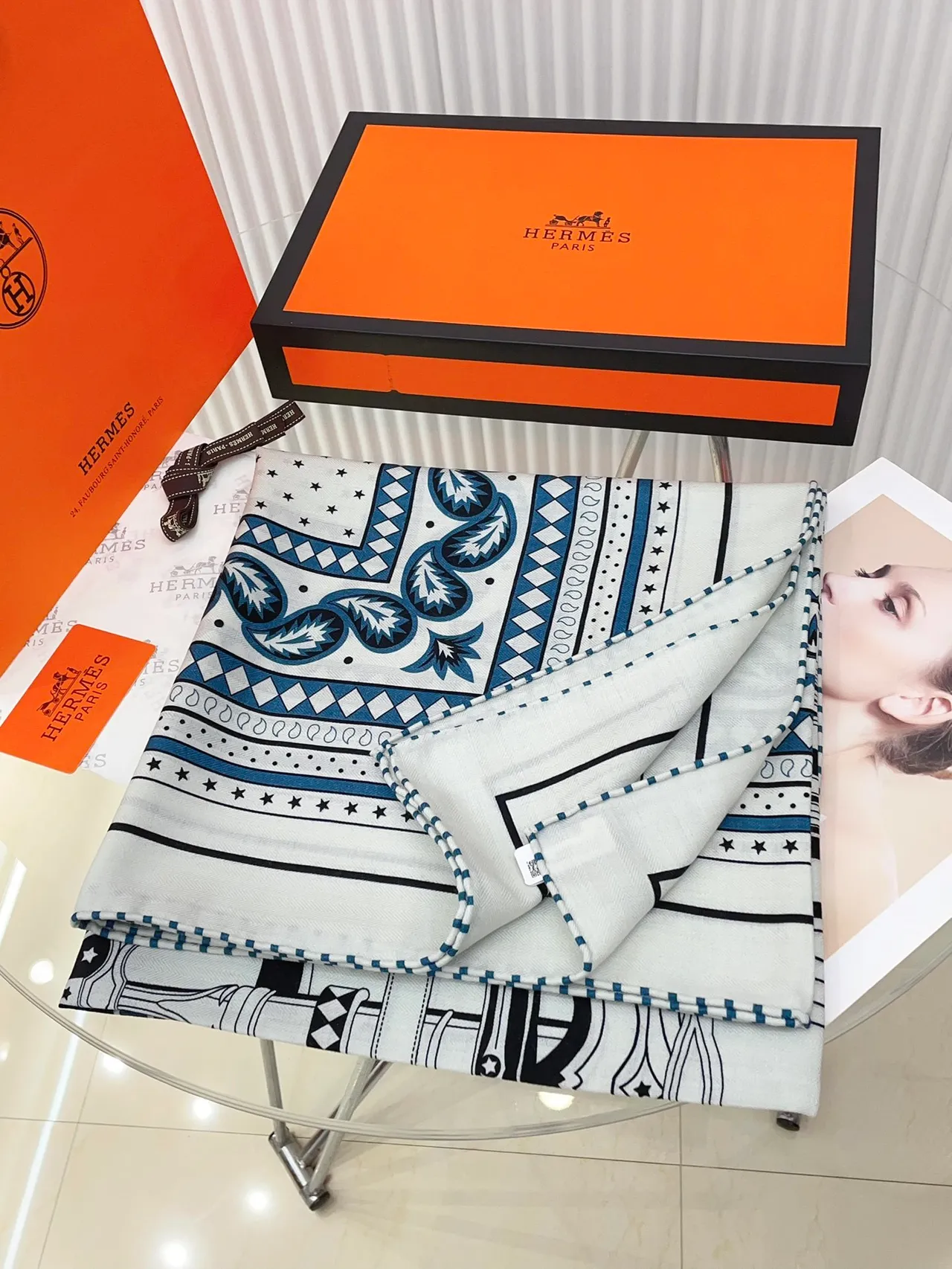 Hermès सफेद नीली ज्यामितीय प्रिंट संगीतमूलक थीम सिल्क स्कार्फ 5
