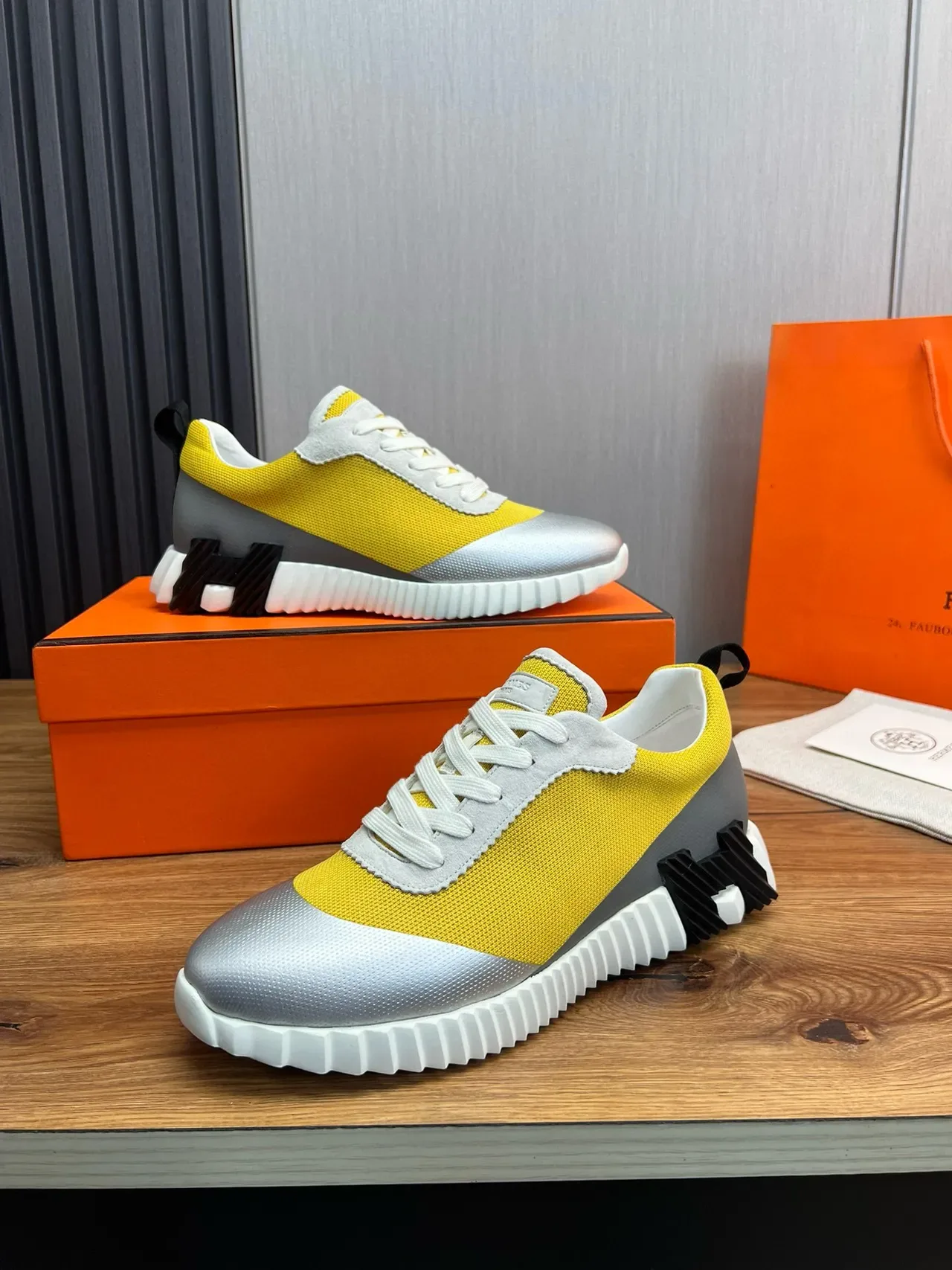 Hermès sneakers à semelle sculptée en jaune argent avec bloquage de couleur 4
