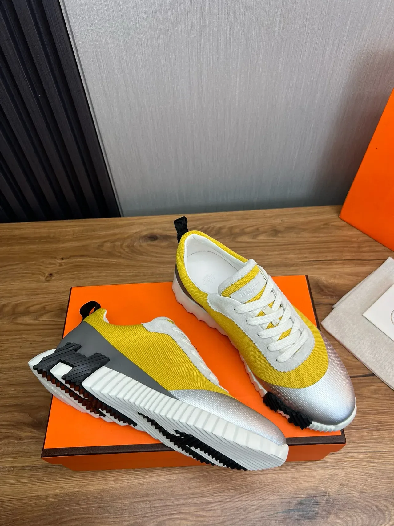 Hermès sneakers à semelle sculptée en jaune argent avec bloquage de couleur 5