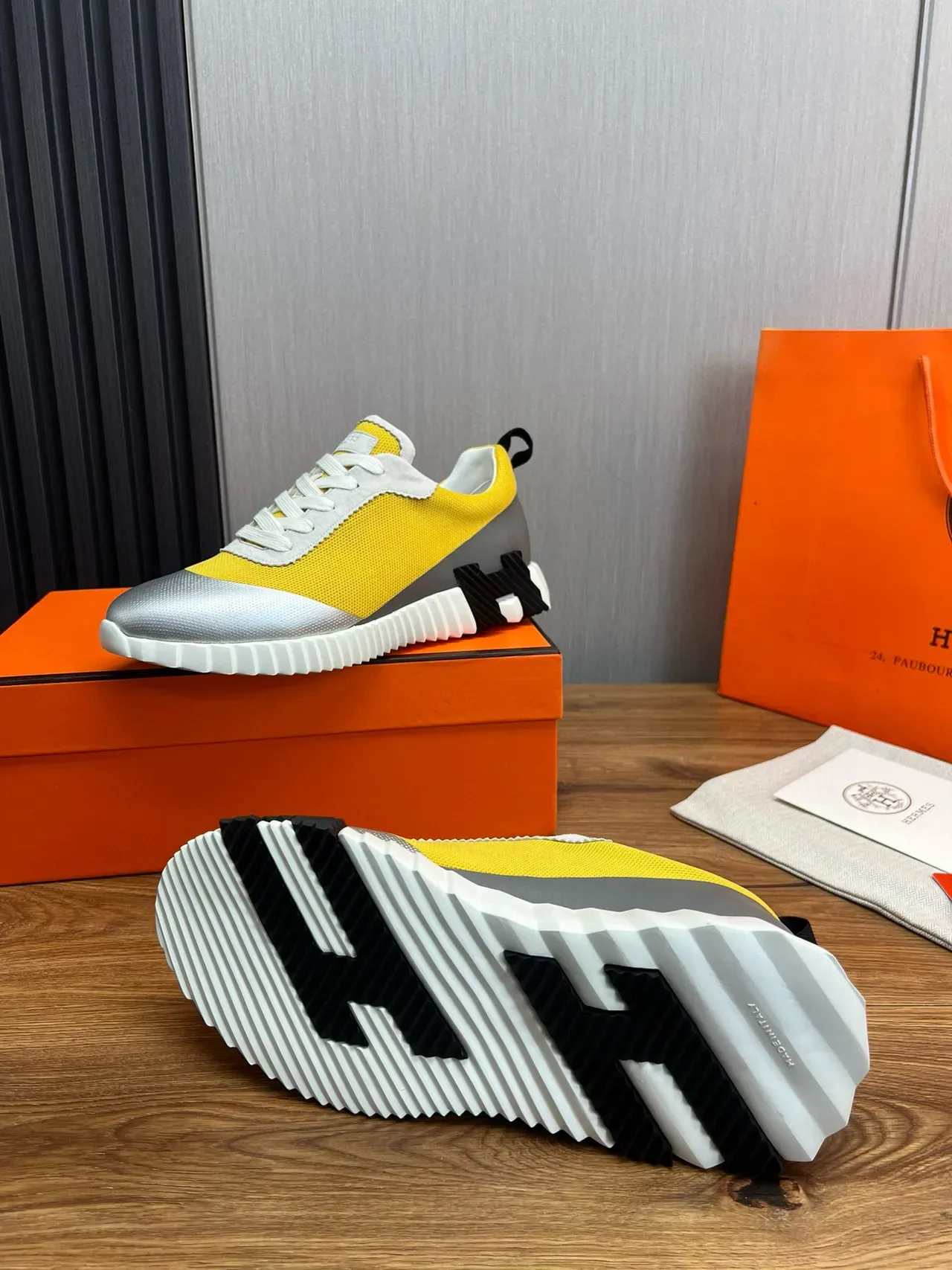 Hermès sneakers à semelle sculptée en jaune argent avec bloquage de couleur 9