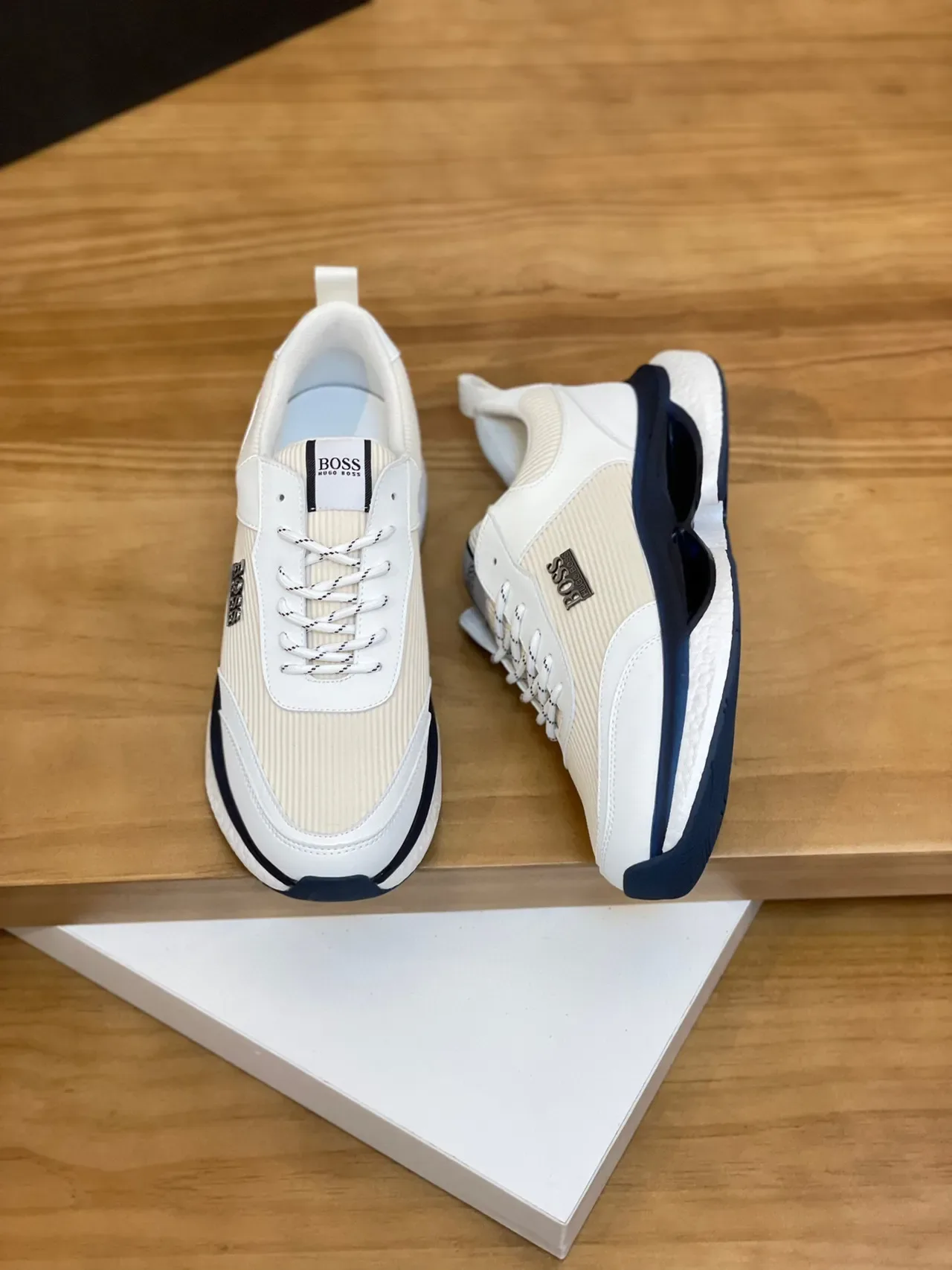 Hugo Boss Beige Navy Sneakers con parte superior de tela ribeteada y solapas de cuero blanco 2