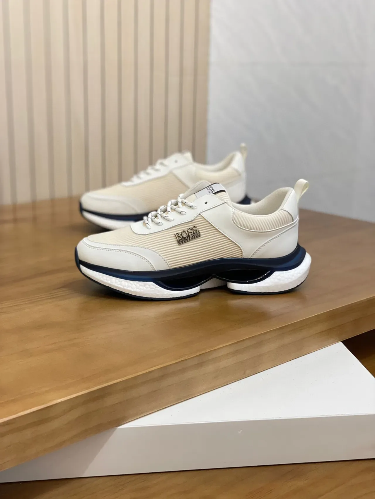Hugo Boss Beige Navy Sneakers con parte superior de tela ribeteada y solapas de cuero blanco 3