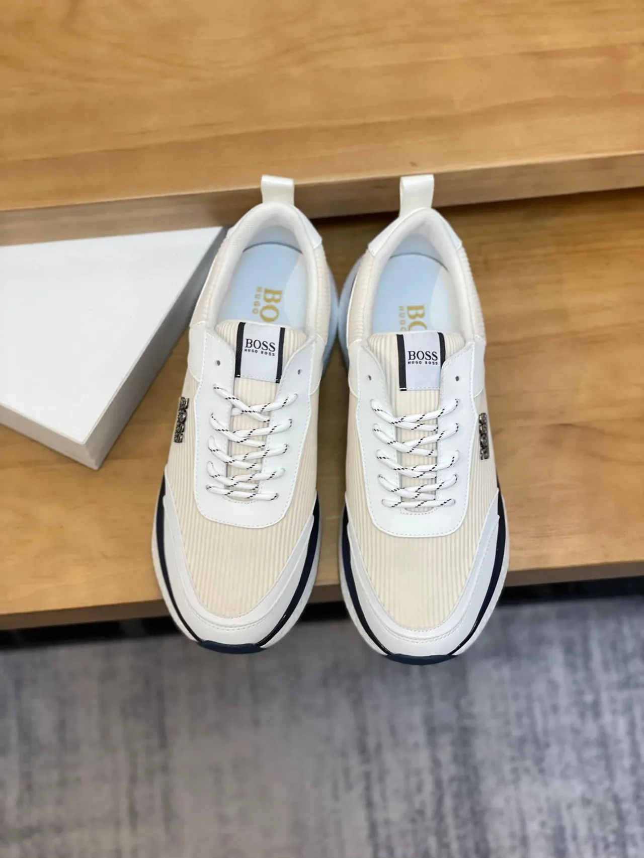 Hugo Boss Beige Navy Sneakers con parte superior de tela ribeteada y solapas de cuero blanco 4
