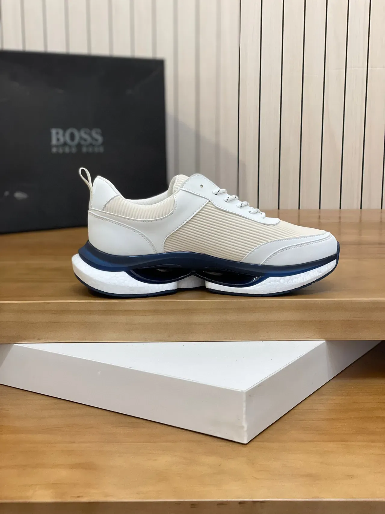 Hugo Boss Beige Navy Sneakers con parte superior de tela ribeteada y solapas de cuero blanco 5